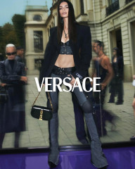 Emily Ratajkowski – Versace Spring Summer Campaign 2023 фото №1384387