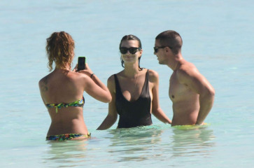  Emily Ratajkowski in Swimsuit at the beach in Cancun фото №929112