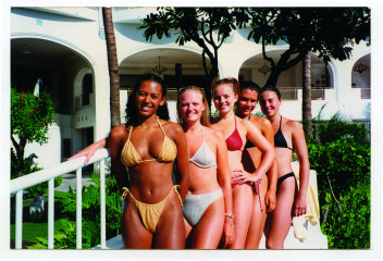 Emma Bunton - Spice Girls in Maui, Hawaii 08/05/1995 фото №1412200