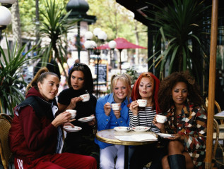 Emma Bunton - Spice Girls for Paris Photoshoot (September 1996) фото №1205680
