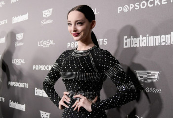 Emma Dumont – 2019 EW Pre-SAG Party фото №1136970