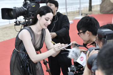Emma Dumont – Hainan International Film Festival Closing Ceremony фото №1126563