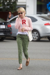 Emma Roberts Cute Street Style – Makes a Blue Bottle Coffee Run in LA фото №1001234