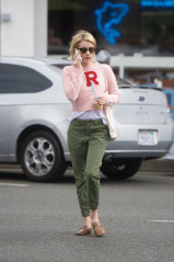 Emma Roberts Cute Street Style – Makes a Blue Bottle Coffee Run in LA фото №1001235