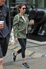 Emma Roberts in Leggings – Out in NYC  фото №959429