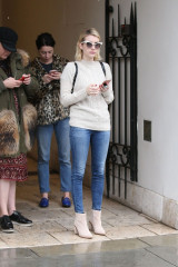 Emma Roberts Shopping at Ralph Lauren in Beverly Hills фото №1029421