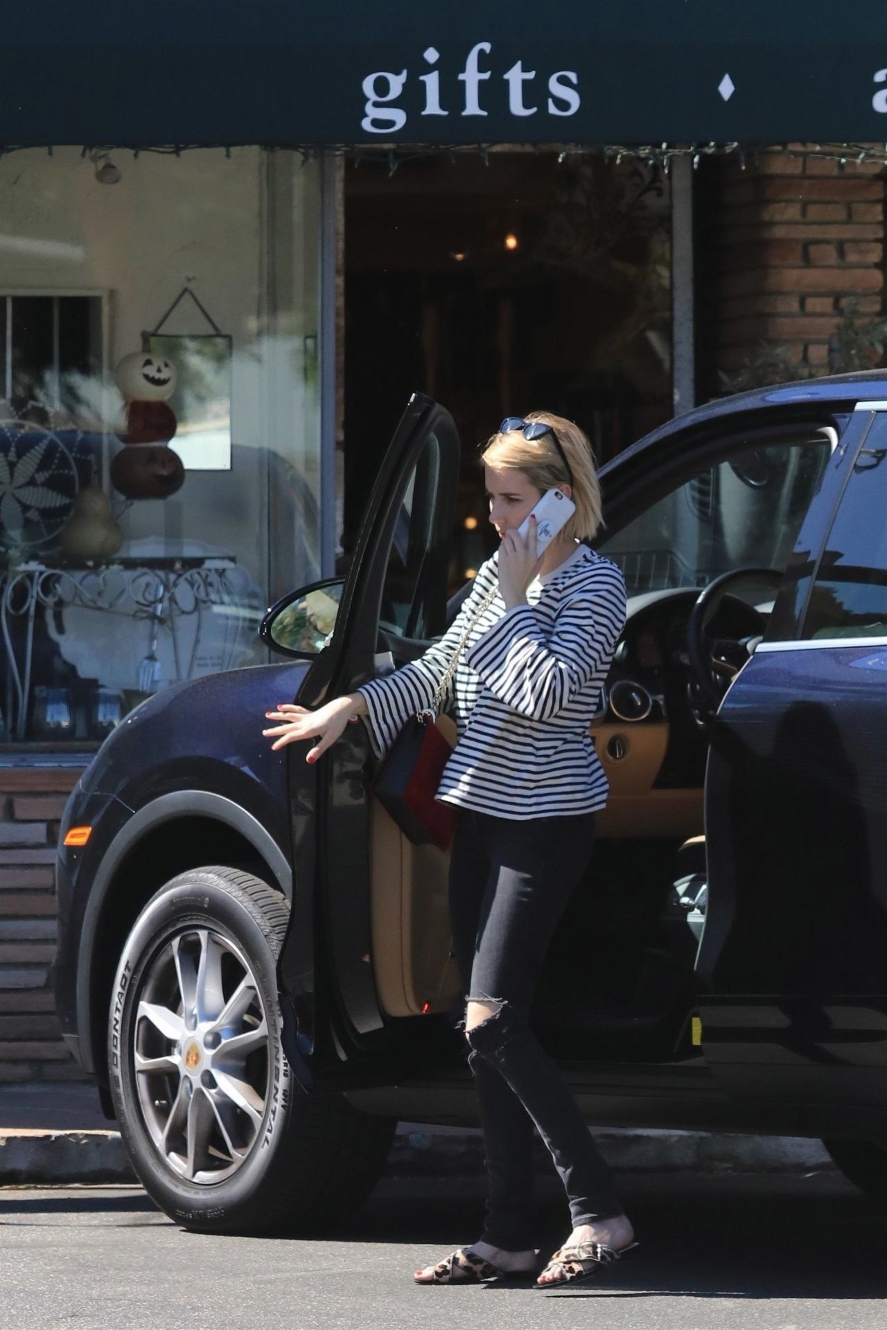 Эмма Робертс - Emma Roberts фото №1001124 - Emma Roberts – Stops by