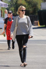 Emma Roberts – Stops by Emerald Forest Gifts in Studio City  фото №1001122