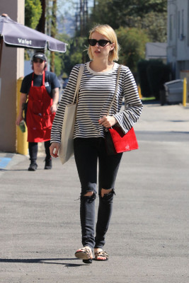Emma Roberts – Stops by Emerald Forest Gifts in Studio City  фото №1001123
