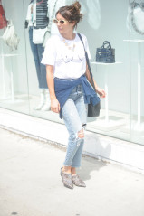 Emma Roberts Wears a Boob Shirt – Shopping at Rebecca Minkoff in LA 4/13/2017 фото №955891