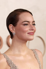 Emma Stone – Oscars 2025 Red Carpet фото №1413234