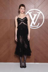 Emma Stone – at Louis Vuitton F/W 2025 Show PFW фото №1413761