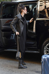 Eva Green - in a motorcycle leather jacket in NYC фото №975003
