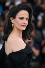 Eva Green – Jury Photocall at 77th Annual Cannes Film Festival  фото №1395149