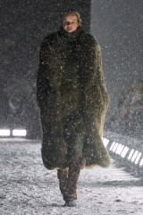 Eva Herzigova for Moncler Grenoble FW 2025 фото №1414249