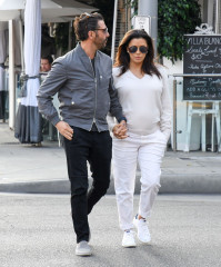 Eva Longoria in Casual Out fit in Los Angeles фото №1040332