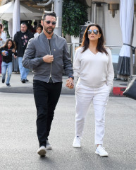 Eva Longoria in Casual Out fit in Los Angeles фото №1040331