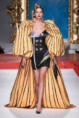 Moschino Spring/Summer 2020 Fashion Show in Milan фото №1224774