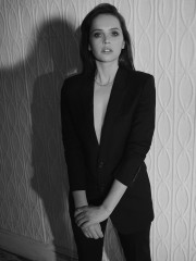 Felicity Jones – The Edit by Net-A-Porter – December 2018 фото №1123910