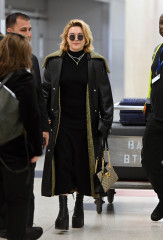 Florence Pugh - JFK Airport in New York 11/08/2022 фото №1359350