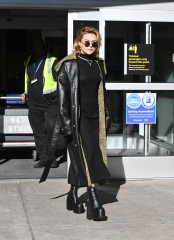 Florence Pugh - JFK Airport in New York 11/08/2022 фото №1359349