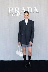 Gal Gadot at Prada FW2025 Fashion Show   фото №1413068