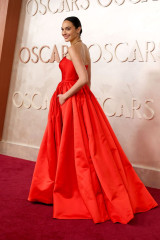 Gal Gadot at Oscars 2025 Red Carpet фото №1413235