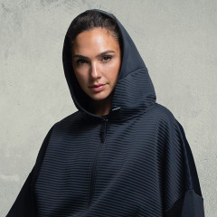 Gal Gadot – Photoshoot for Reebok’s “Thermowarm” Collection 2018 фото №1109407