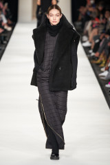 Max Mara Fall/Winter 2022 Fashion Show in Milan фото №1338586