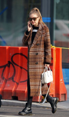 Gigi Hadid - Out in NYC фото №1161782
