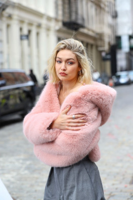 Gigi Hadid – Filming Maybelline Commercial in New York, March 2023 фото №1392527