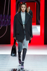 Gigi Hadid – Walks Prada Fashion Show in Milan 02/20/2020 фото №1247098