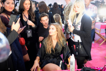 Gigi Hadid – Victoria’s Secret Fashion Show Backstage 2018 фото №1213542