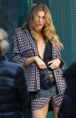 GISELE BUNDCHEN on the Set of a Photoshoot in New York 12/04/2017   фото №1030494