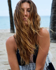 Gisele Bundchen for Vogue France JuneJuly 2025 by Mario Sorrenti фото №1418575