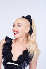 Gwen Stefani - You Make It Feel Like Christmas (2017) фото №1112344