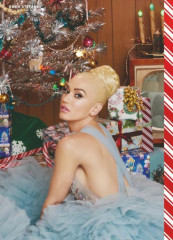 Gwen Stefani for You Make It Feel Like Christmas Photoshoot фото №1024125