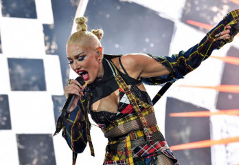 Gwen Stefani – Performing at the Coachella in Indio  фото №1393372