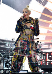 Gwen Stefani – Performing at the Coachella in Indio  фото №1393371