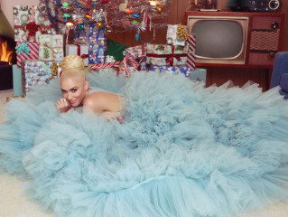 Gwen Stefani for You Make It Feel Like Christmas Photoshoot фото №1024126