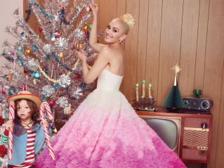 Gwen Stefani for You Make It Feel Like Christmas Photoshoot фото №1024129