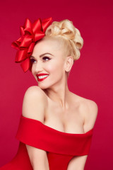 Gwen Stefani for You Make It Feel Like Christmas Photoshoot фото №1024131
