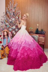 Gwen Stefani for You Make It Feel Like Christmas Photoshoot фото №1024135