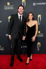 Hailee Steinfeld – at 14th Annual NFL Honours in New Orleans  фото №1411981