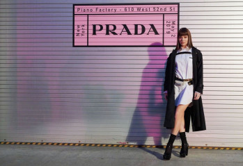 Hailee Steinfeld – Prada Resort 2020 Fashion Show in NYC фото №1168039
