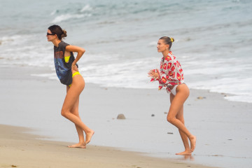 Hailey Bieber & Kendall Jenner are seen in Malibu, California | 21.08.2020  фото №1272185