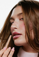 Hailey Baldwin for Rhode Peptide Lip Shape фото №1412415