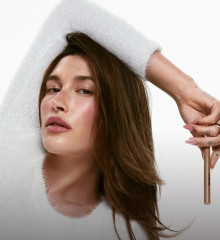 Hailey Baldwin for Rhode Peptide Lip Shape фото №1412414