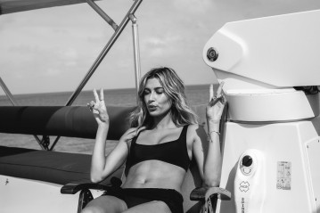 Hailey Baldwin in Bikini on he beach in Bahamas  фото №930685