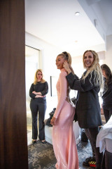 Hailey Rhode Bieber – Getting Ready for Met Gala 2019 With Vogue Magazine фото №1173110